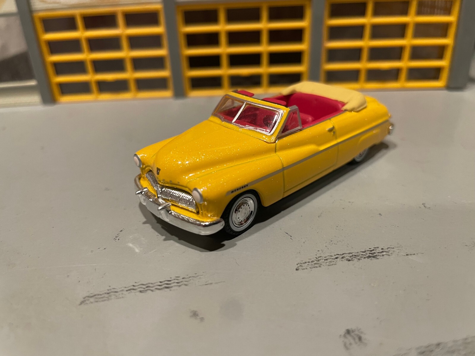 1/64 G.L. 49 MERCURY RESTORED CONV.YELLOW/RED INT/ FLATHEAD V8/RUBBER WW