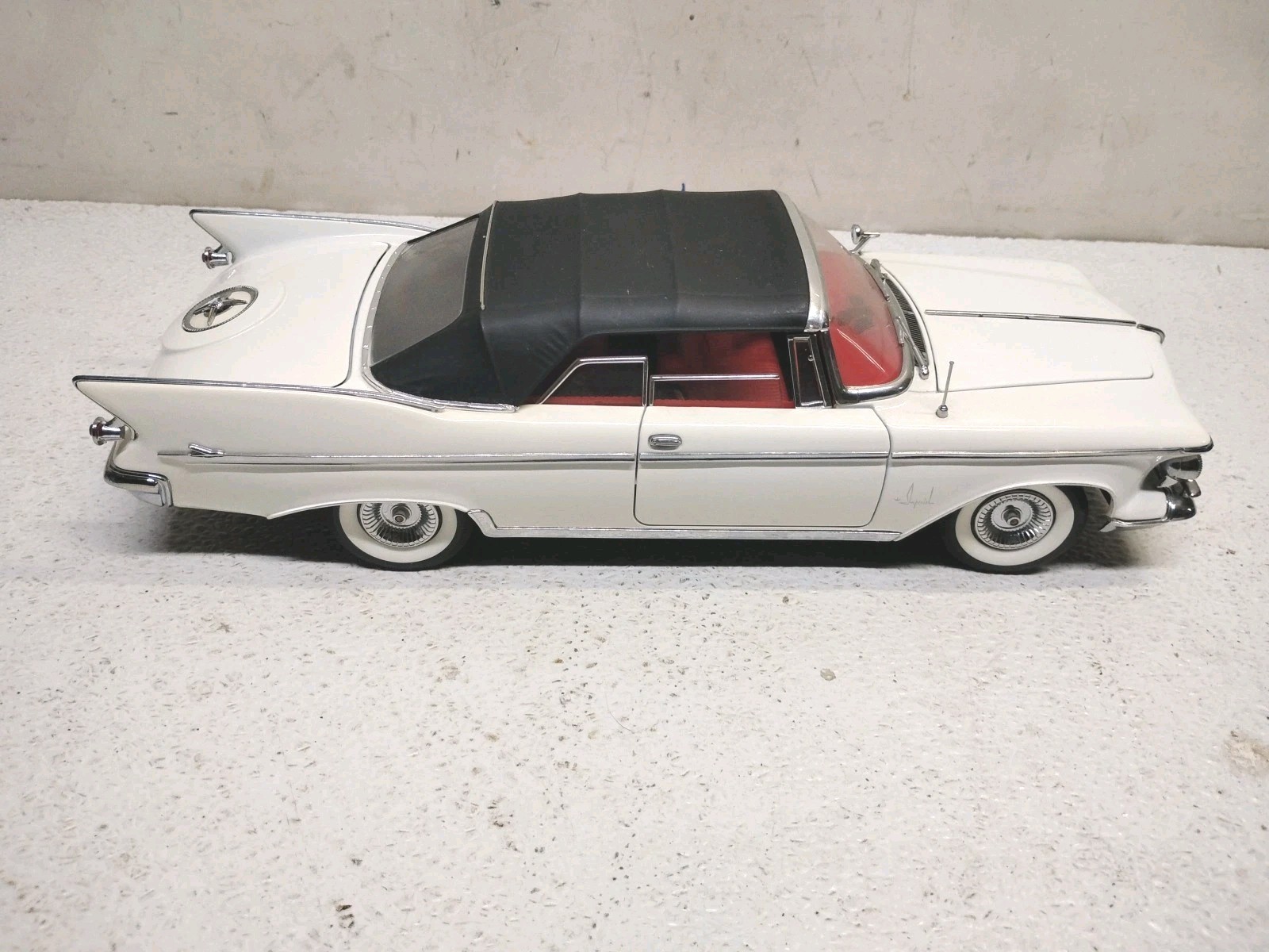 Yat Ming Road Signature 1961 Imperial Crown Convertible White 1:18 Removable Top