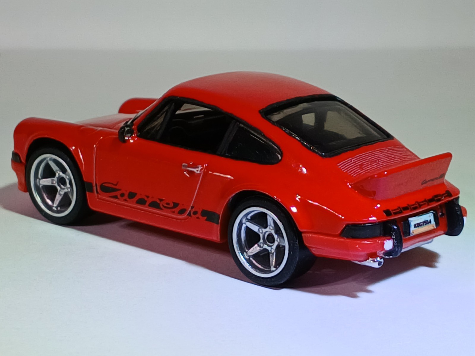 Hot Wheels Factory Fresh Porsche 911 Carrera RS 2.7 Red 1:64 Real Riders- Inter.