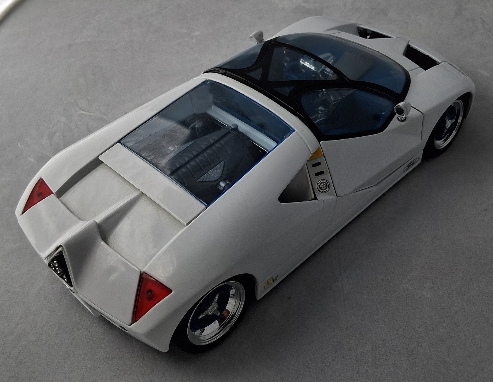 1995 Ford GT90 1:18 Diecast (White) : Maisto