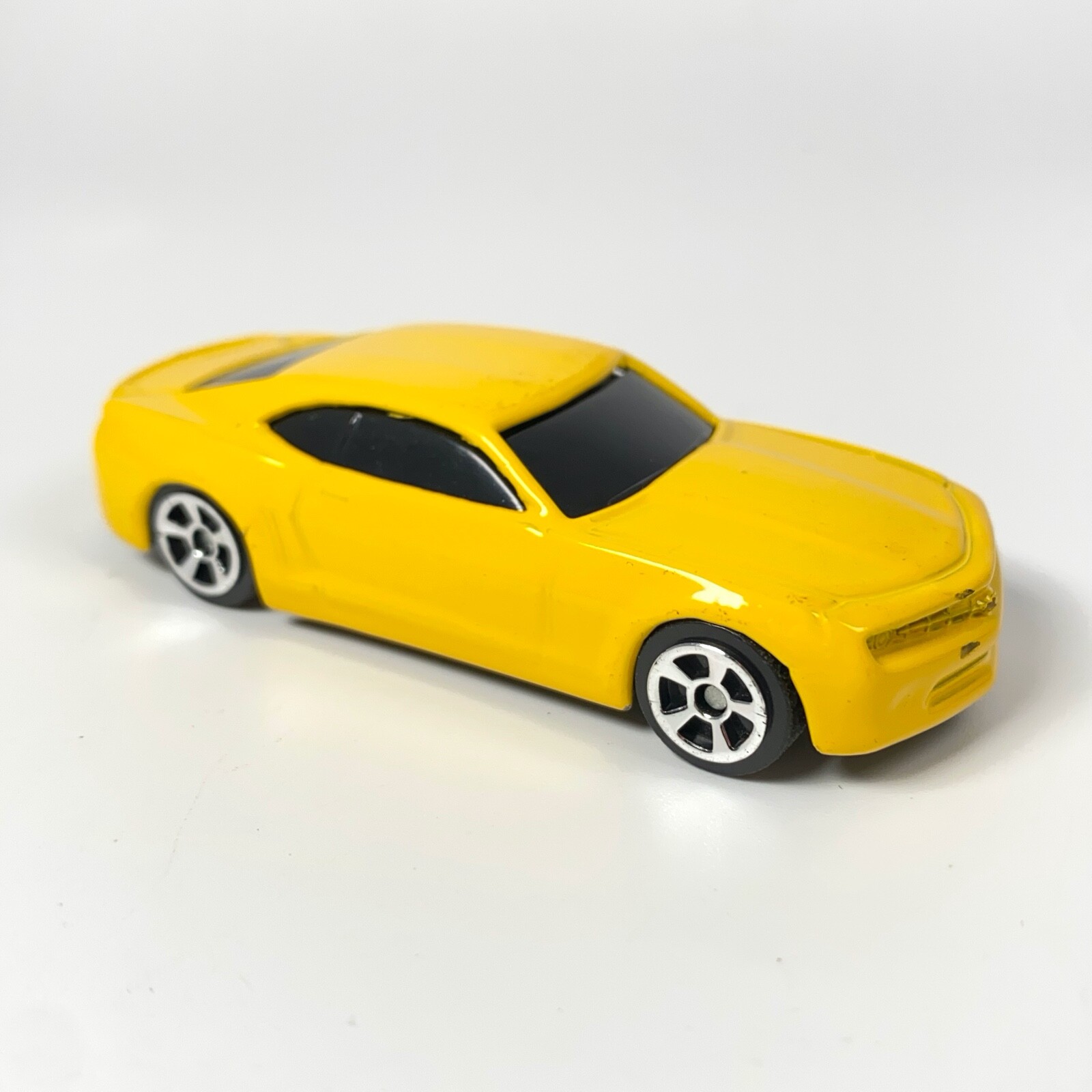 Maisto Lot 2006 Chevy Camaro Concept Yellow, 2008 Dodge Challenger SRT8 Red 1:64