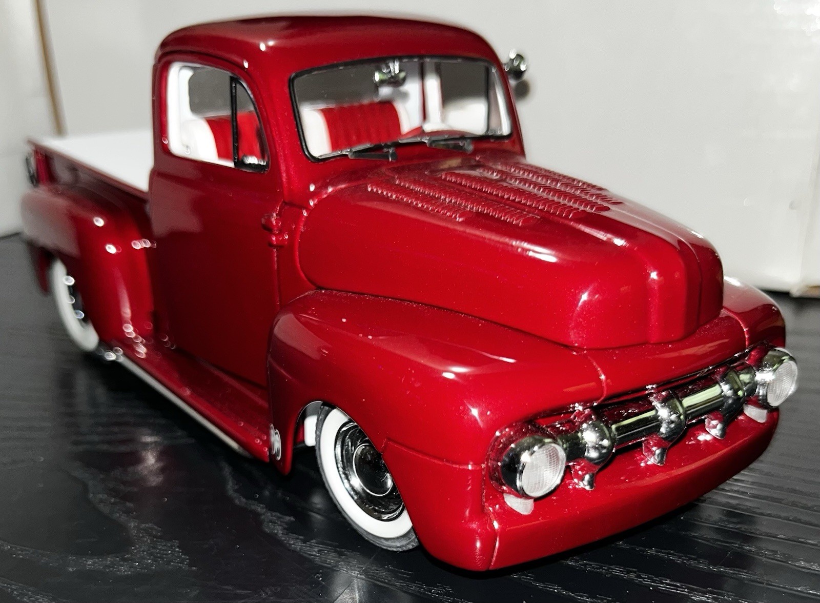 1951 FORD F-150 CUSTOM PICKUP DANBURY MINT CANDY APPLE RED 1:24 DIECAST MODEL