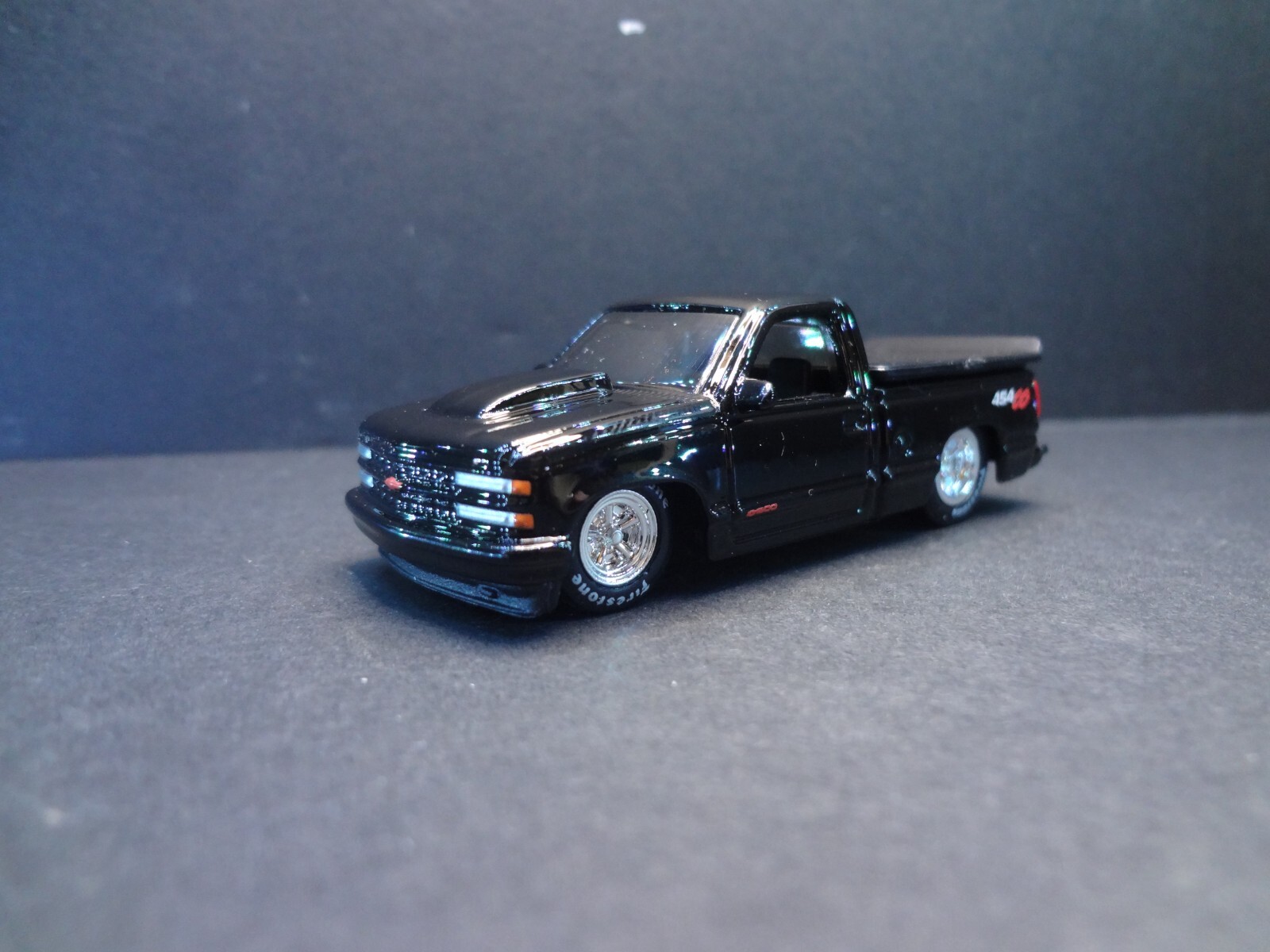 MaisTo 1993 Chevrolet 454 SS Pickup black w/ removable bed cover – Loose 1:64