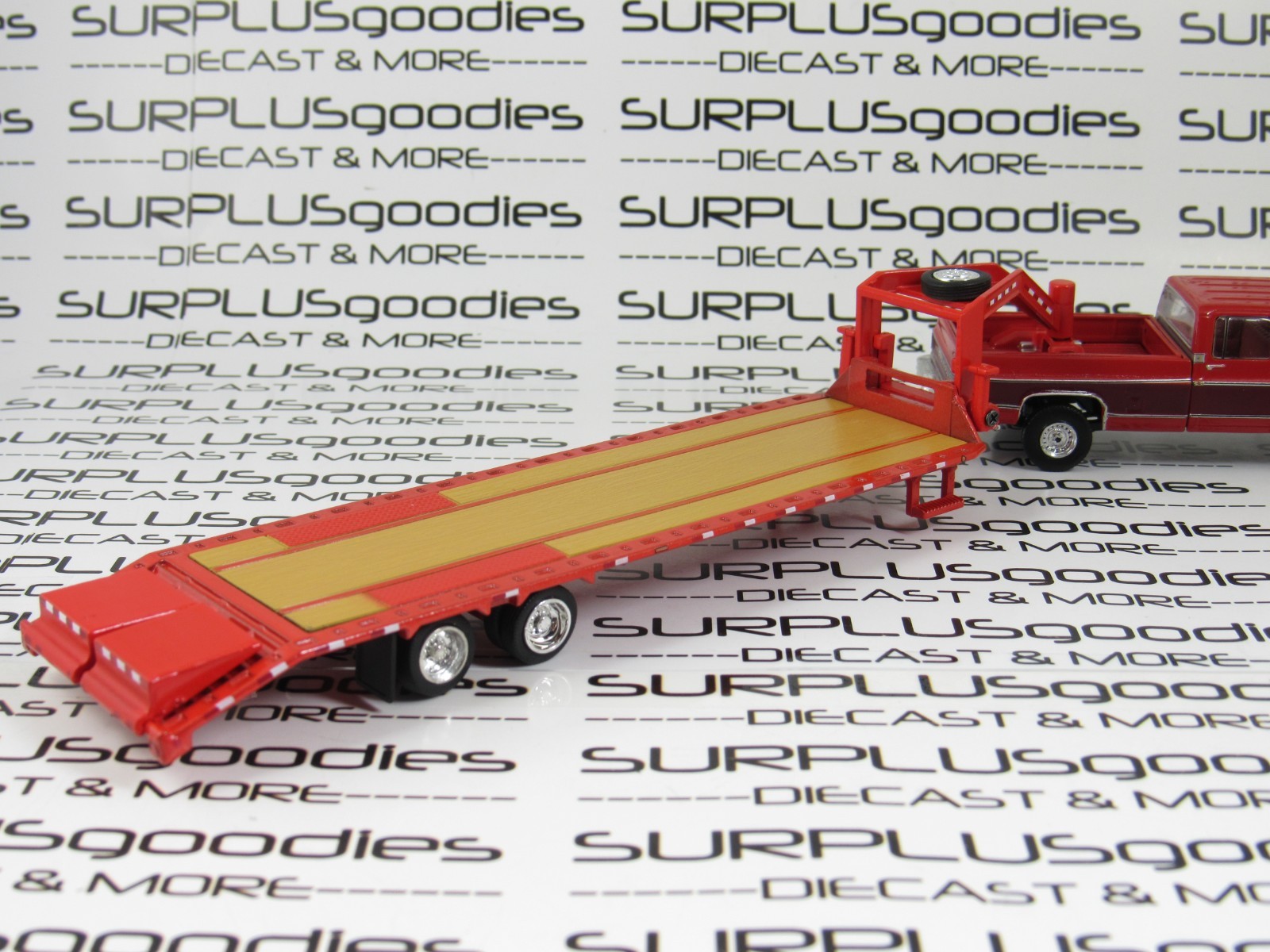 IXO 1:64 Red 1979 CHEVROLET SCOTTSDALE K20 Pickup Truck w/Gooseneck Trailer