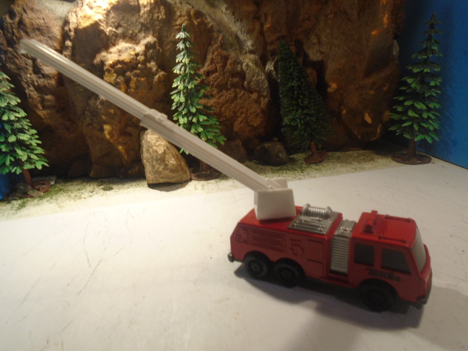 TONKA 1/64 SCALE RED DIECAST FIRE AIRAL LADDER TRUCK 1-185-1