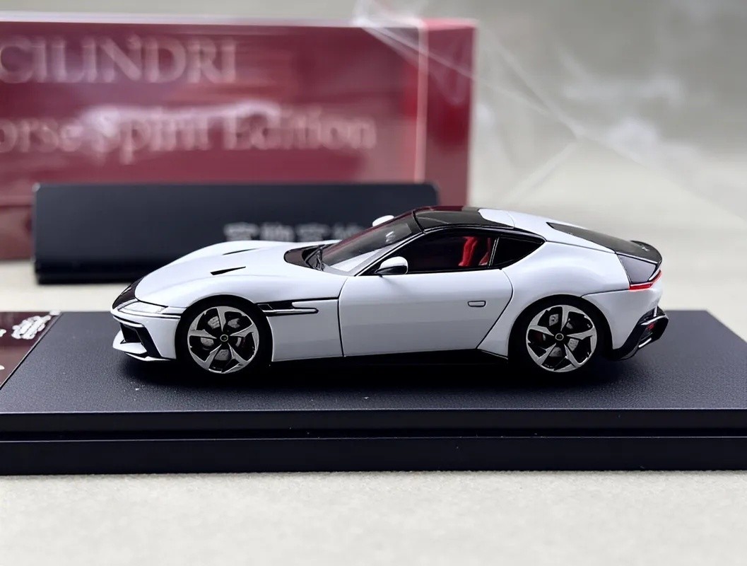 PK 1:64 White 12 Cilindri Coupe Sports Model Diecast Metal Car