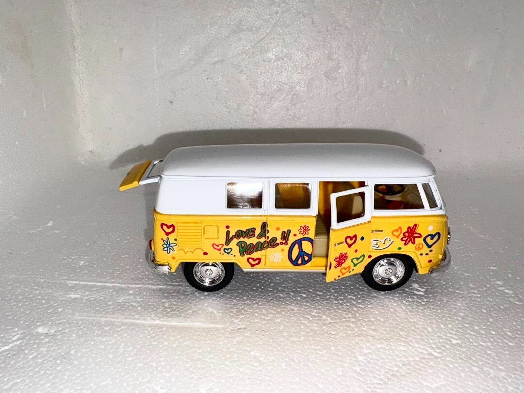 1962 Volkswagen Peace & Love Van – IN FOUR COLORS W/Pull Back Motor Action 1/43
