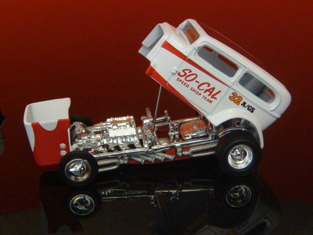 So Cal Speed Shop 1932 Ford Vicky Flathead V8 Open-Body Dragster 1/64 Scale LE T