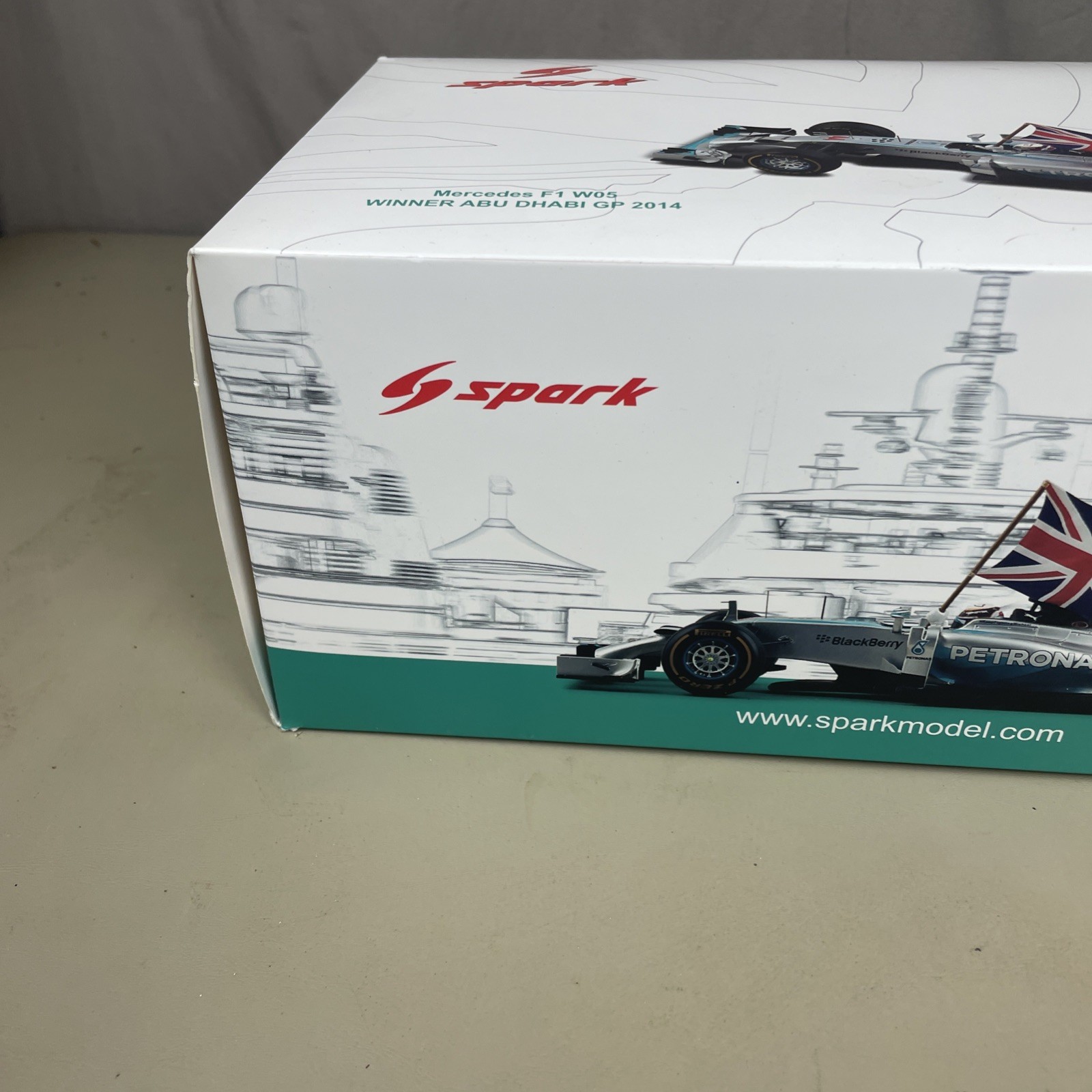 Spark Model 1/18 Lewis Hamilton 2014 Mercedes F1 W05 Winner Abu Dhabi GP 2014