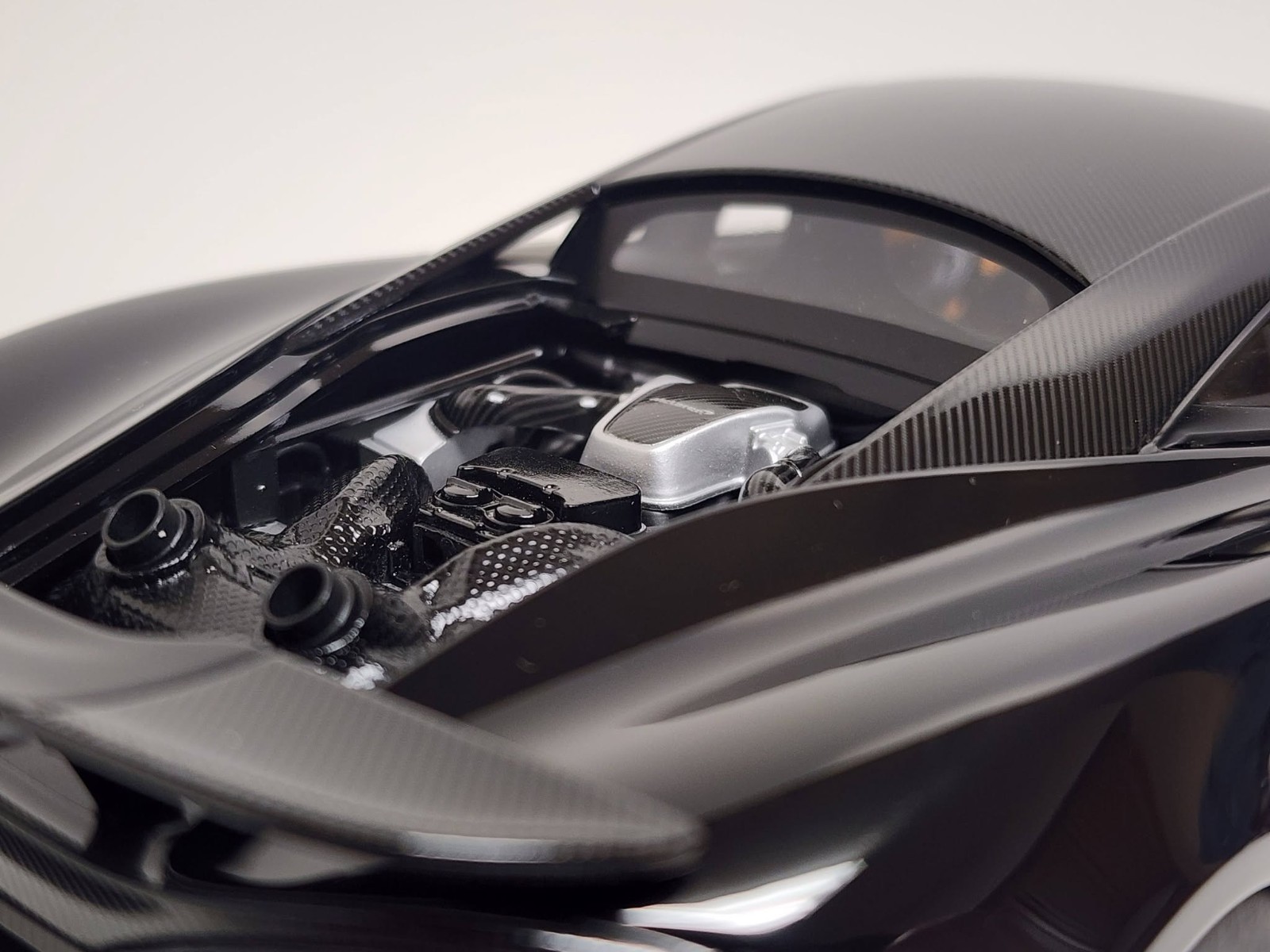 AUTOart – 1/18 die cast: McLaren 600LT, ONYX BLACK and orange inside.