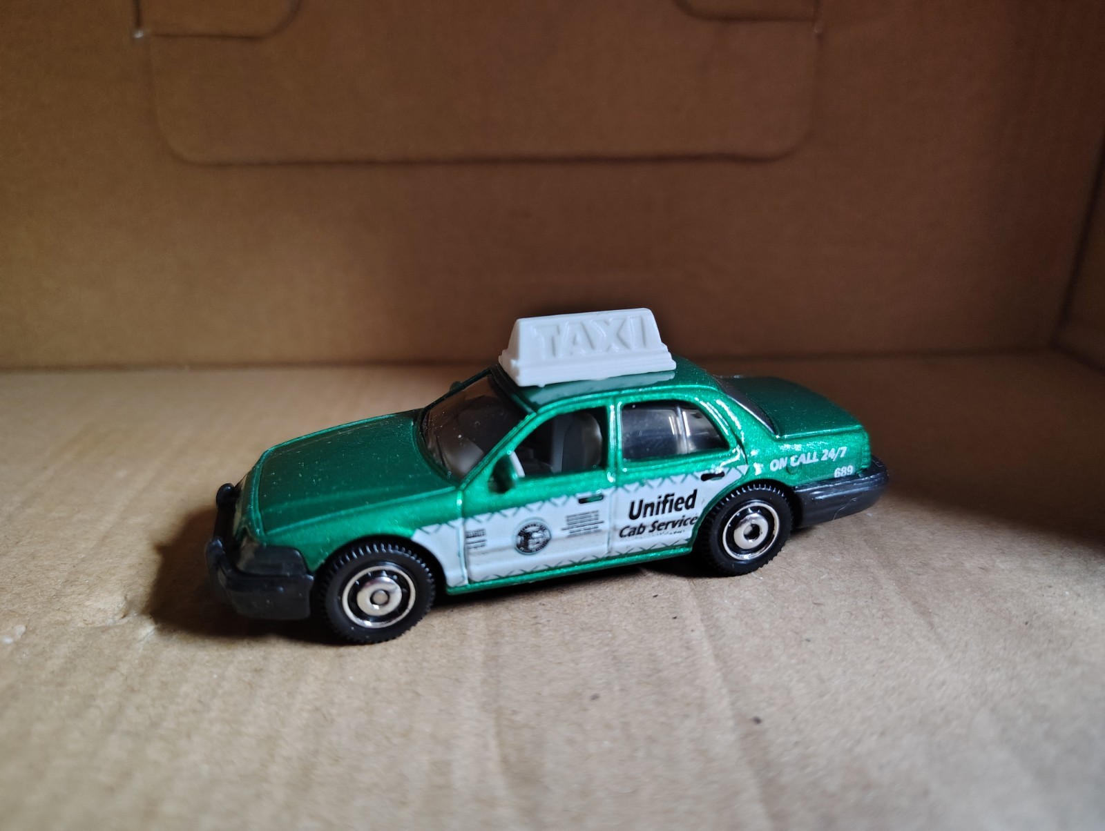 Loose Matchbox 2006 Ford Crown Victoria Taxi Unified Car Service Green
