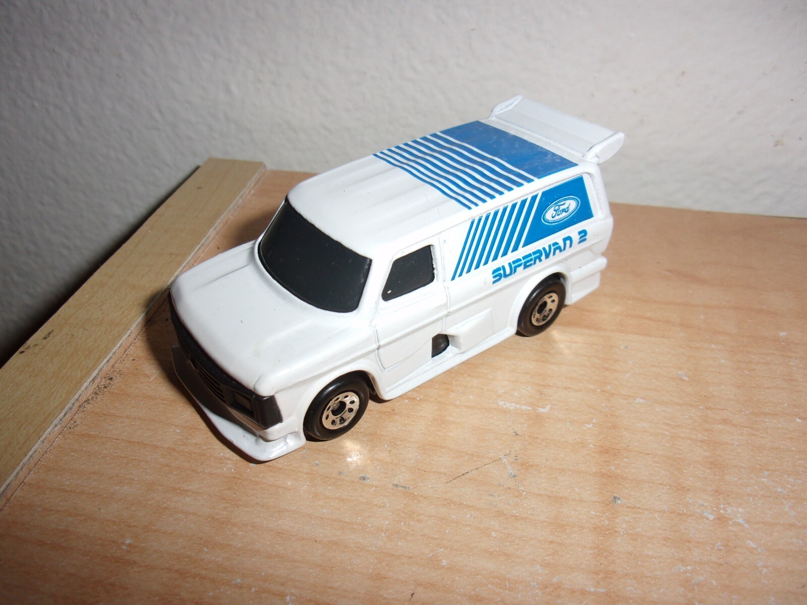 Matchbox Ford Transit Supervan II 2 1:64