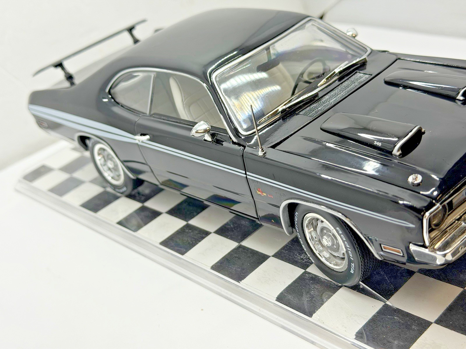 Auto World American Muscle 1971 Dodge Demon 340 Model Car 1:18 in Case Bx7-6