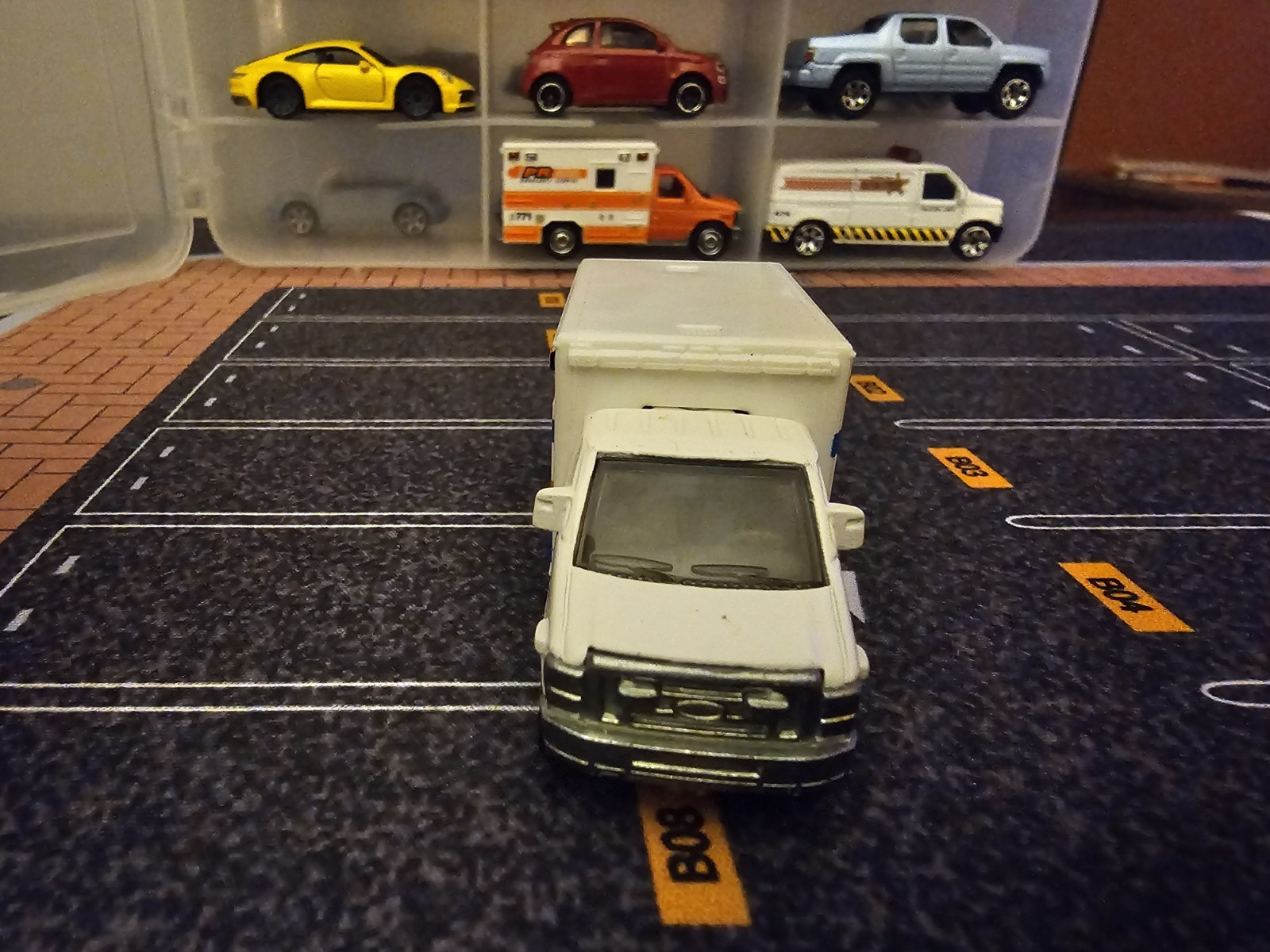 Matchbox Ford E-350 Ambulance white 1/64