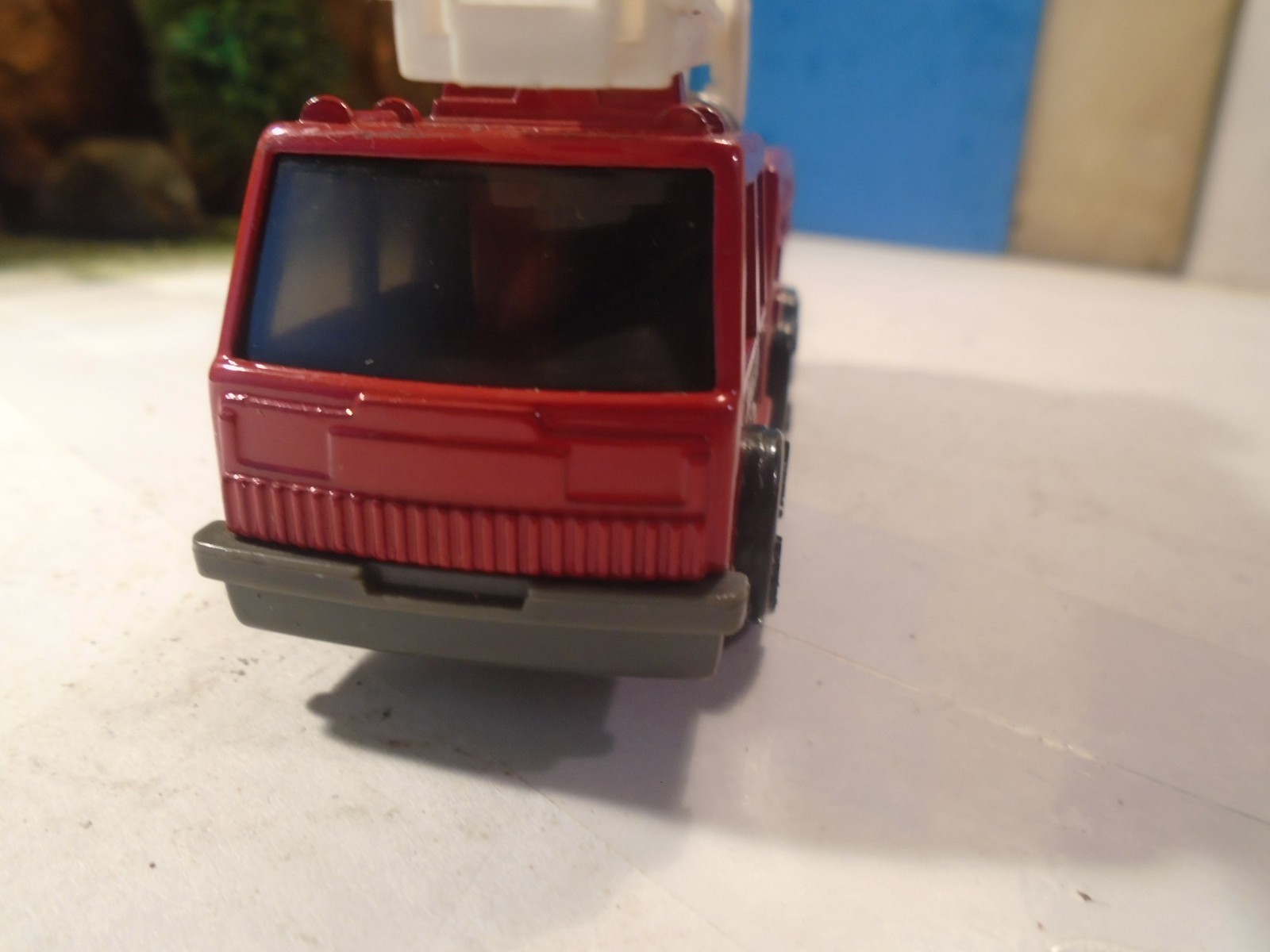 TONKA 1/64 SCALE RED DIECAST FIRE AIRAL LADDER TRUCK 1-185-1