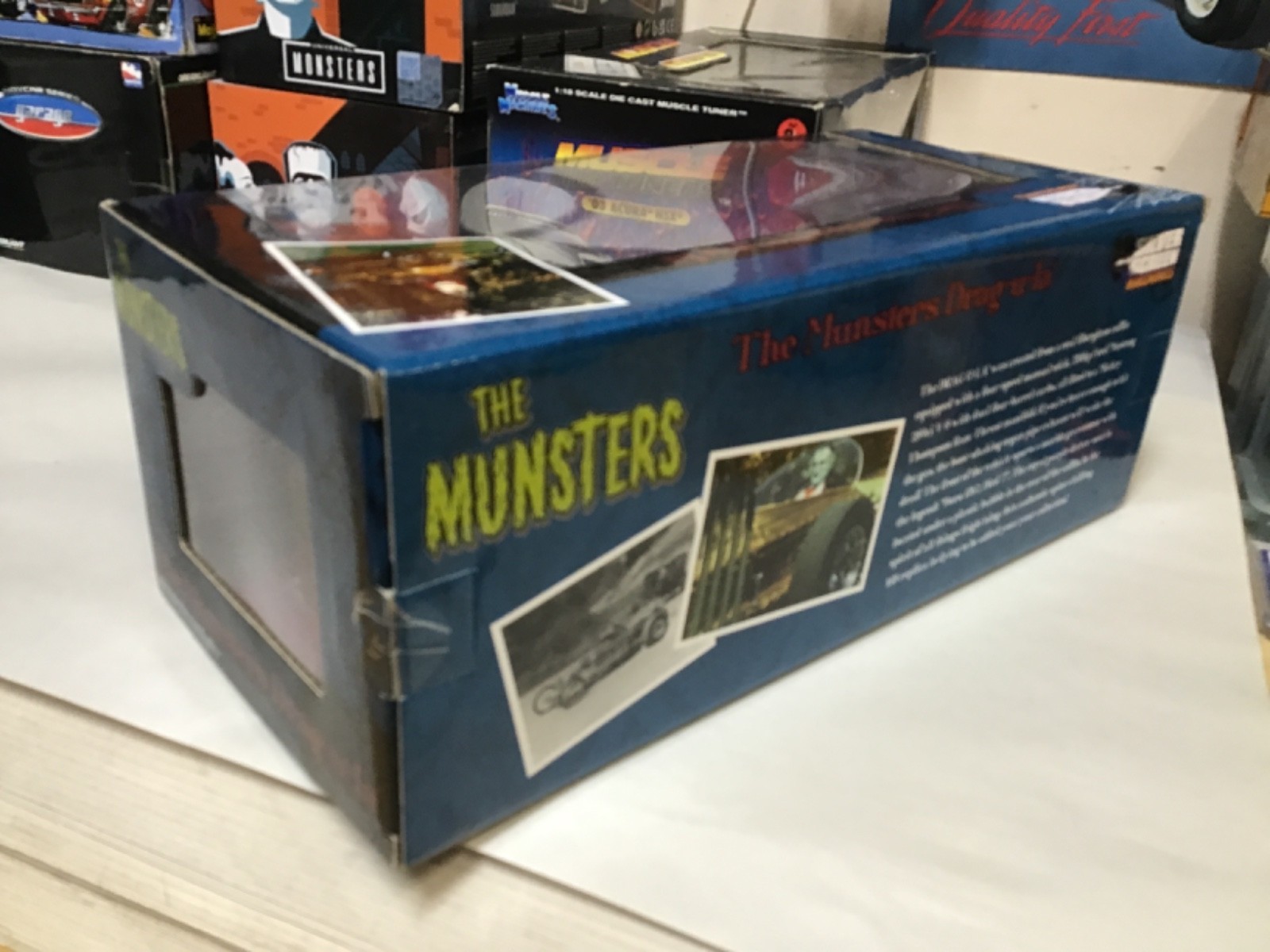DRAGULA THE MUNSTERS TV SERIES COFFIN CAR AUTO WORLD 1/18 #AWSS137 BARRIS MIB
