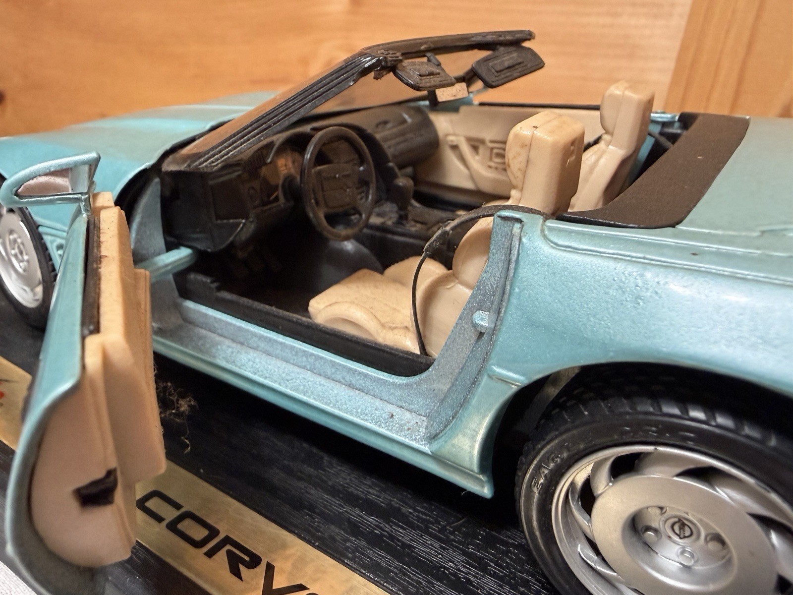 Maisto 1996 Blue Convertible Corvette 1:18 Die Cast Car With Stand