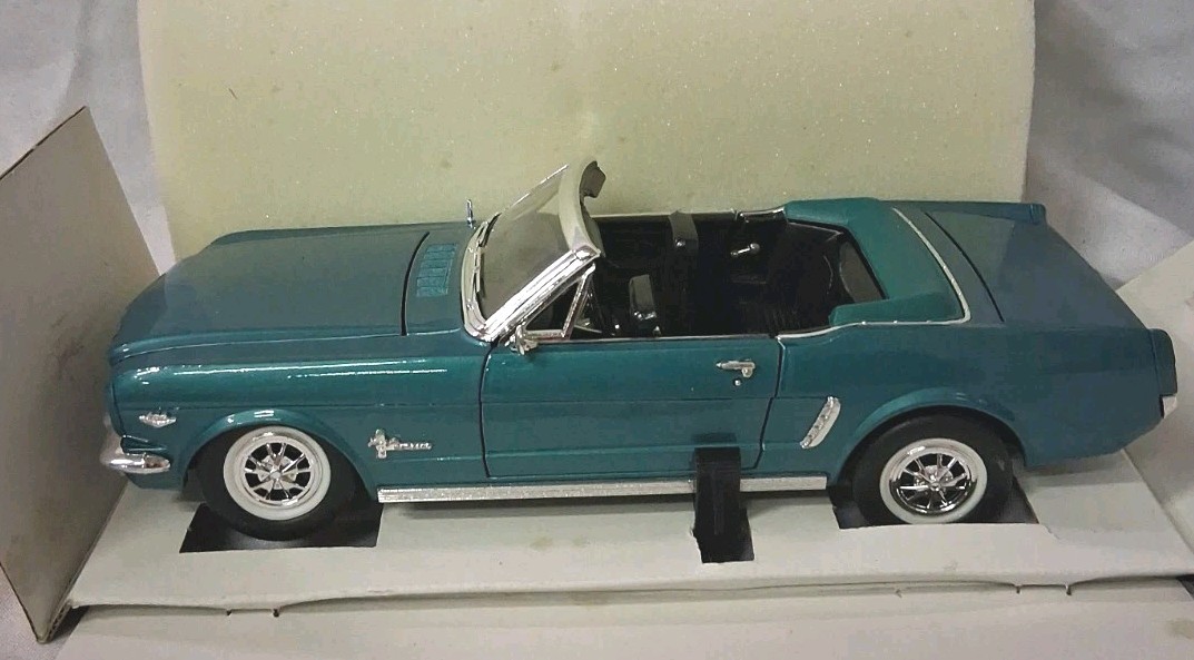 Mira die cast Ford Mustang Convertible 1965. Golden Line Collection. Teal NIB