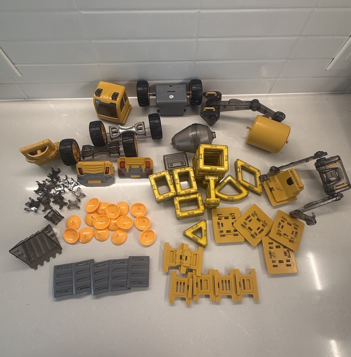 Danbaole Magnetic Truck DIY Assembly Eneineering Vehicle with Music Lights