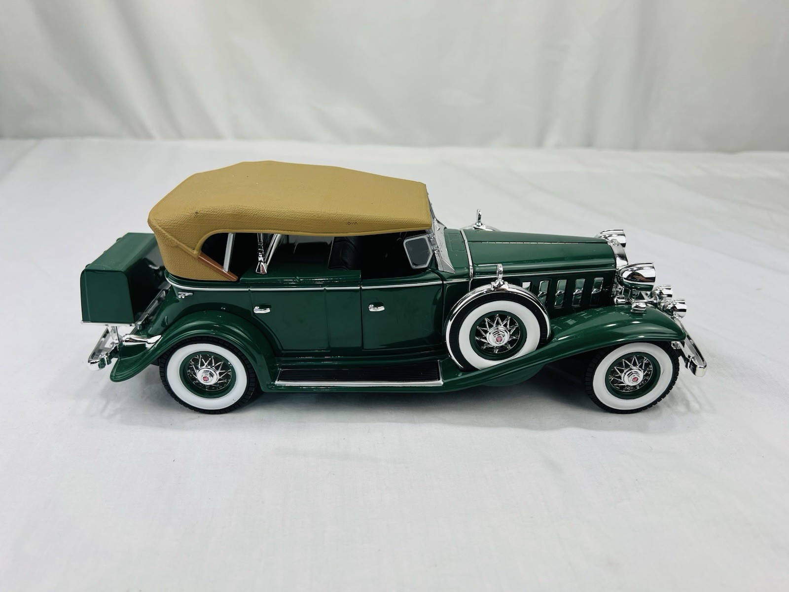 Auto World 1932 CADILLAC V16 SPORT PHAETON 1:18 Scale Dark Green/Tan Top