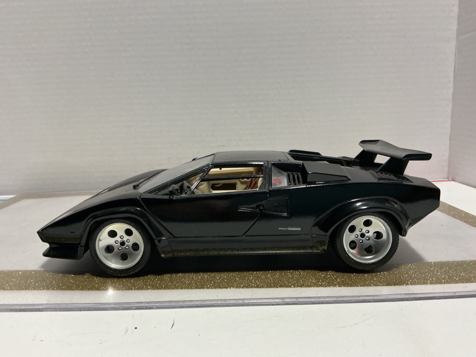 1/18 BURAGO LAMBORGHINI CANTACH 1988 BLACK ON TAN