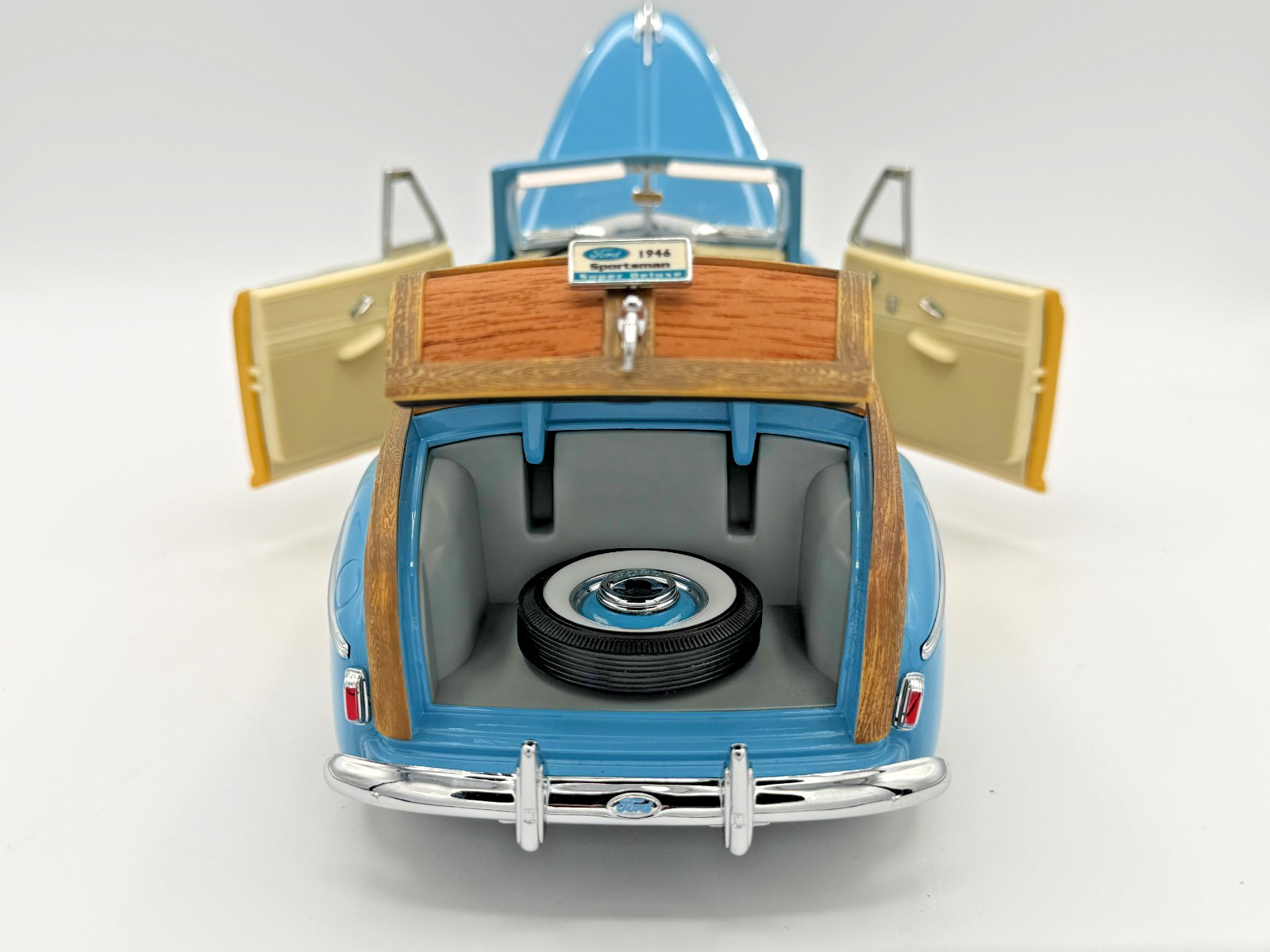 Signature Models Ford Sportsman Super Deluxe 1946 Blue Wood Panel Loose 1/18