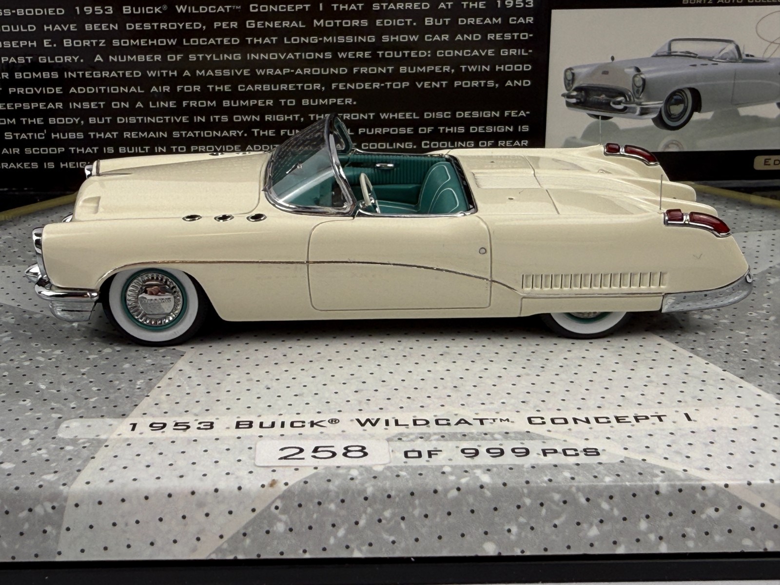 Minichamps 437141330 1/43 1953 Buick Wildcat I Concept Resin Model Car 258/999
