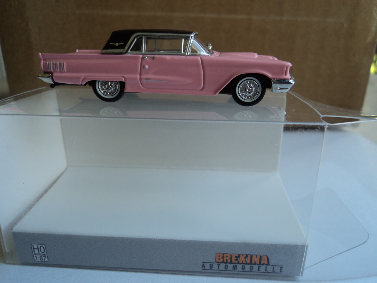 BREKINA 1960 FORD THUNDERBIRD CABRIOLET PINK / BLACK HO 1/87 PLASTIC