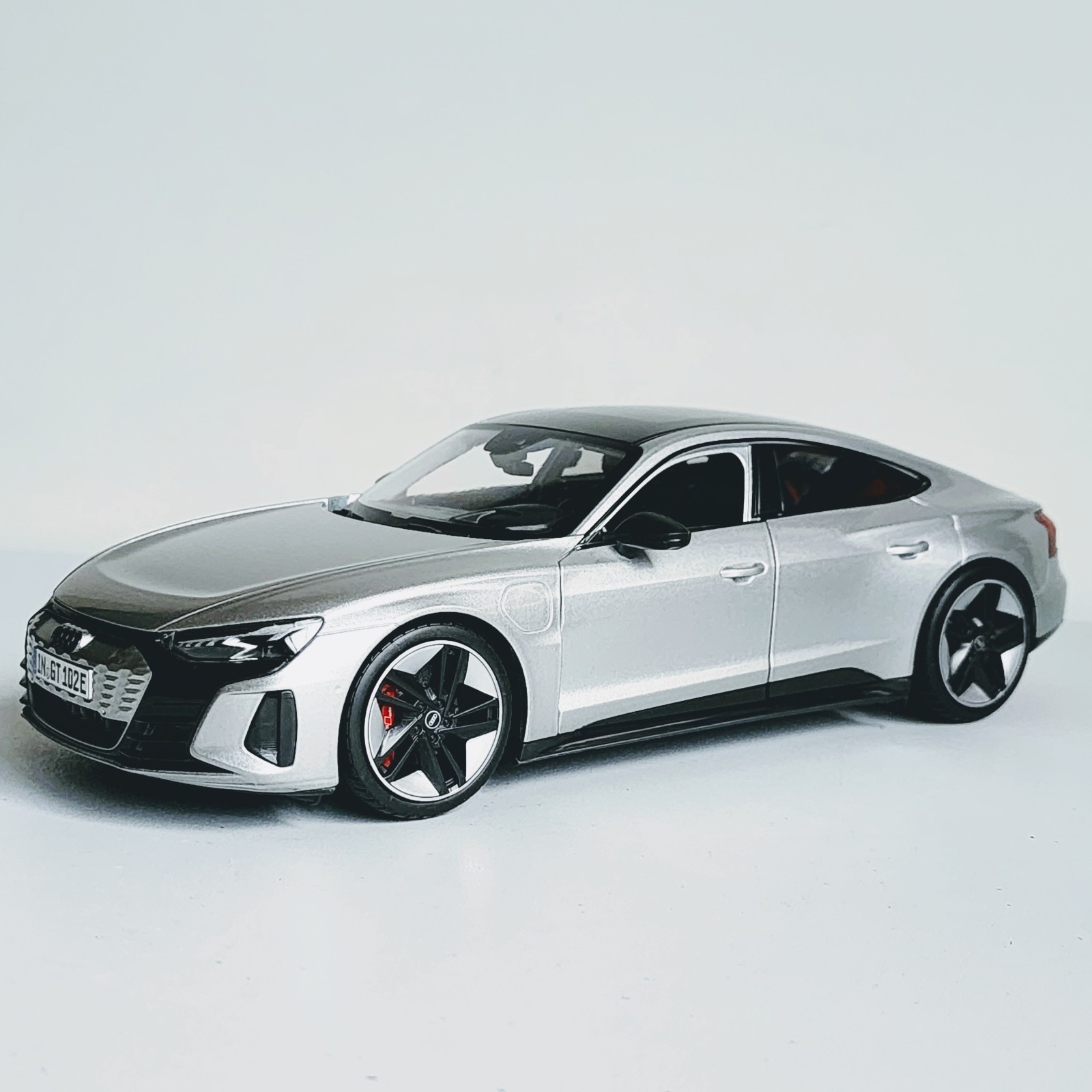 Maisto Special Edition 2022 Audi RS e-tron GT Silver 1:18 Diecast