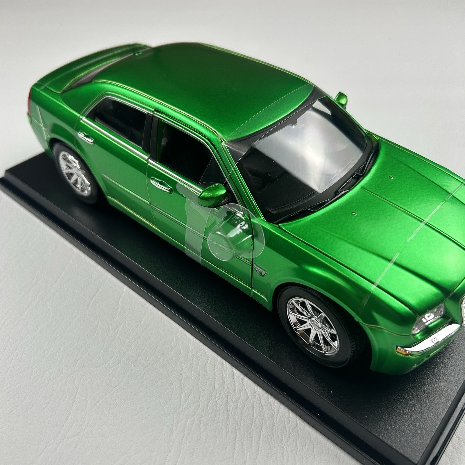 2005 Chrysler HEMI 300C Green 1:18 Diecast Model Car Maisto Special Edition