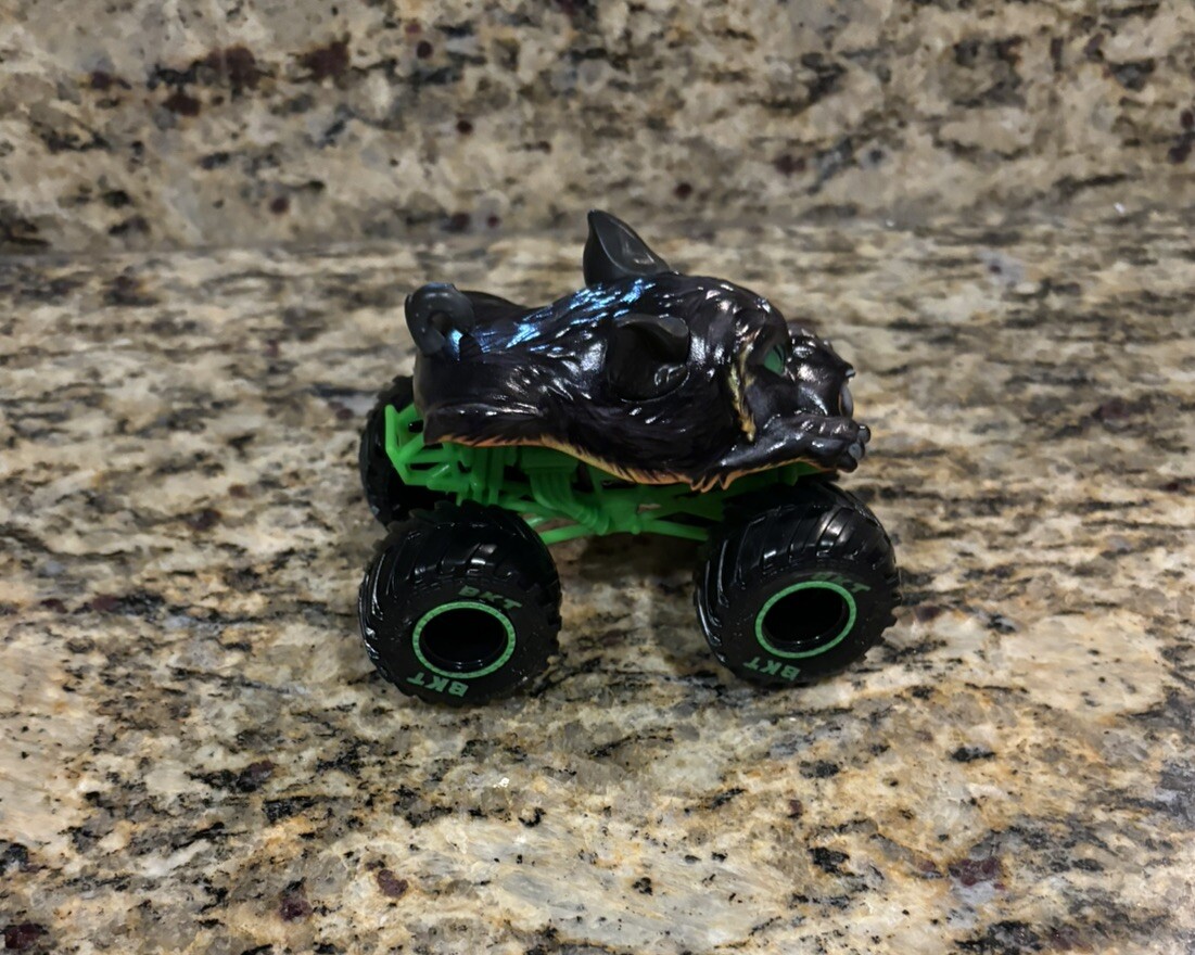 LIMITED EDITION 2024 Spin Master Monster Jam Halloween BLACK CAT Truck New 1:64
