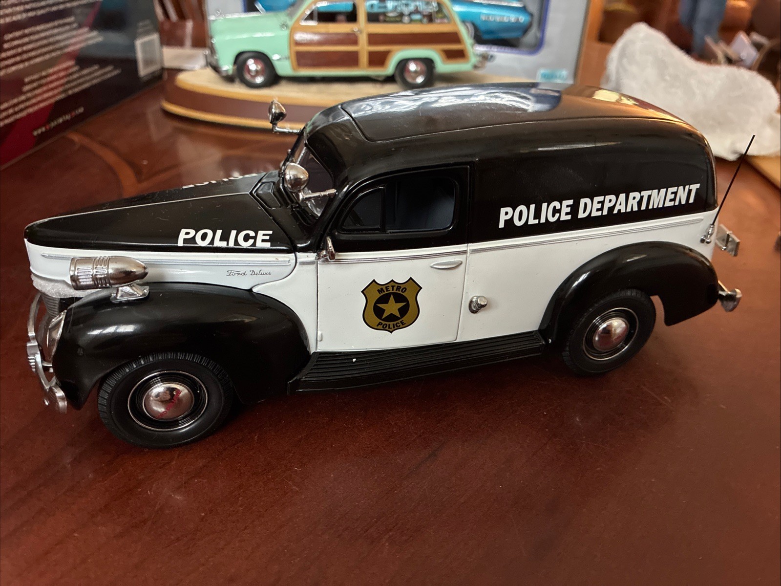 MATCHBOX 1940 FORD POLICE SEDAN DELIVERY METRO POLICE EST 1/18 SCALE