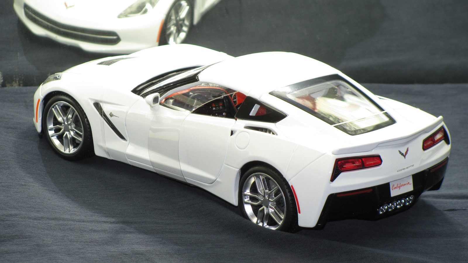 2014 CORVETTE Z51 STINGRAY ARTIC WHITE NEW IN BOX 1:18