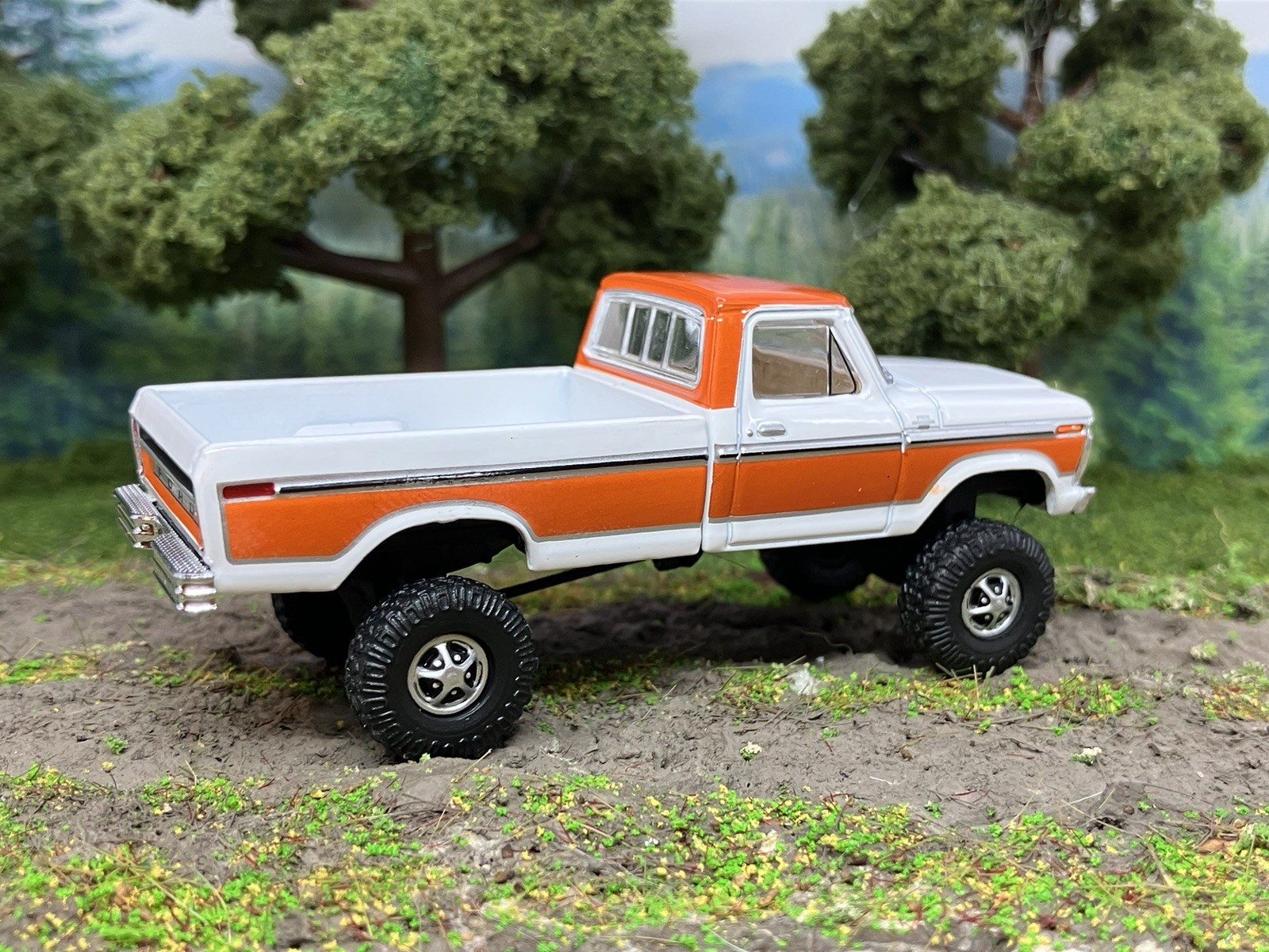 1977 Ford F-150 Ranger Explorer Lifted 4×4 Truck 1/64 Diecast Custom Greenlight