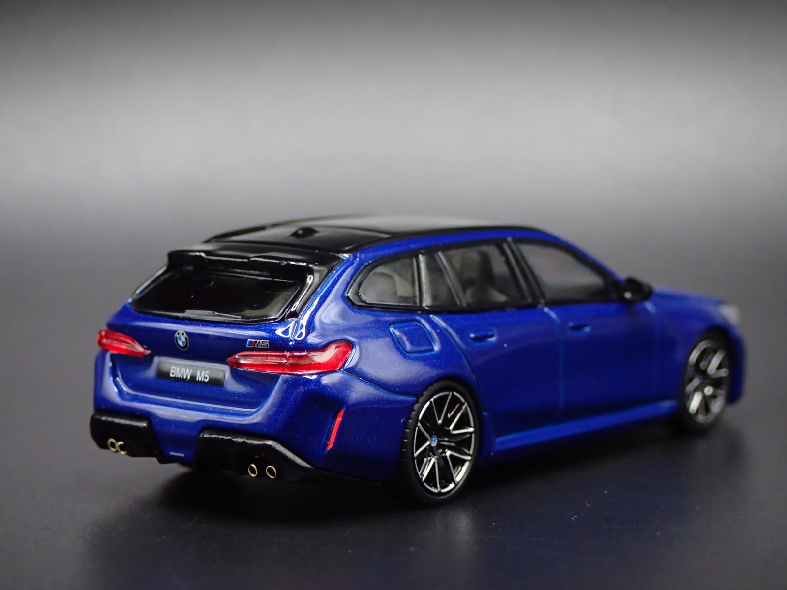 BMW M5 TOURING STATION WAGON BLUE 1/64 SCALE DIORAMA DIECAST MODEL CAR