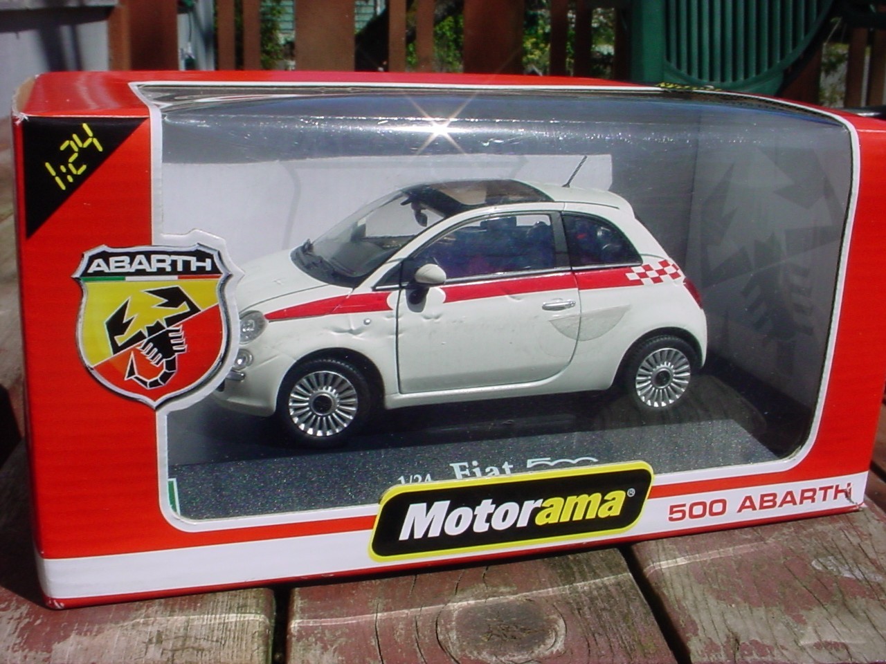 1:24 Motorama FIAT 500 ABARTH Limited Edition Diecast / White on Black stand MIB