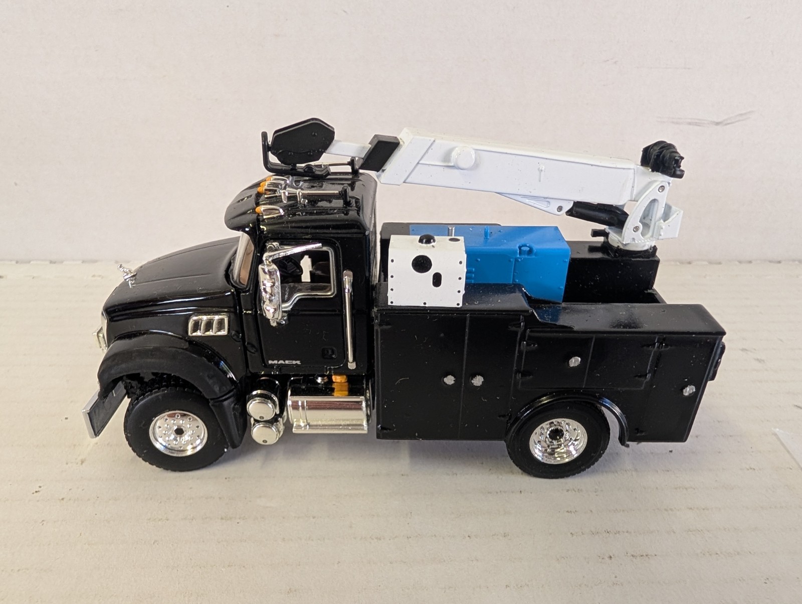 1:53 Scale Mack Service Truck Project – Unassembled Utility Body