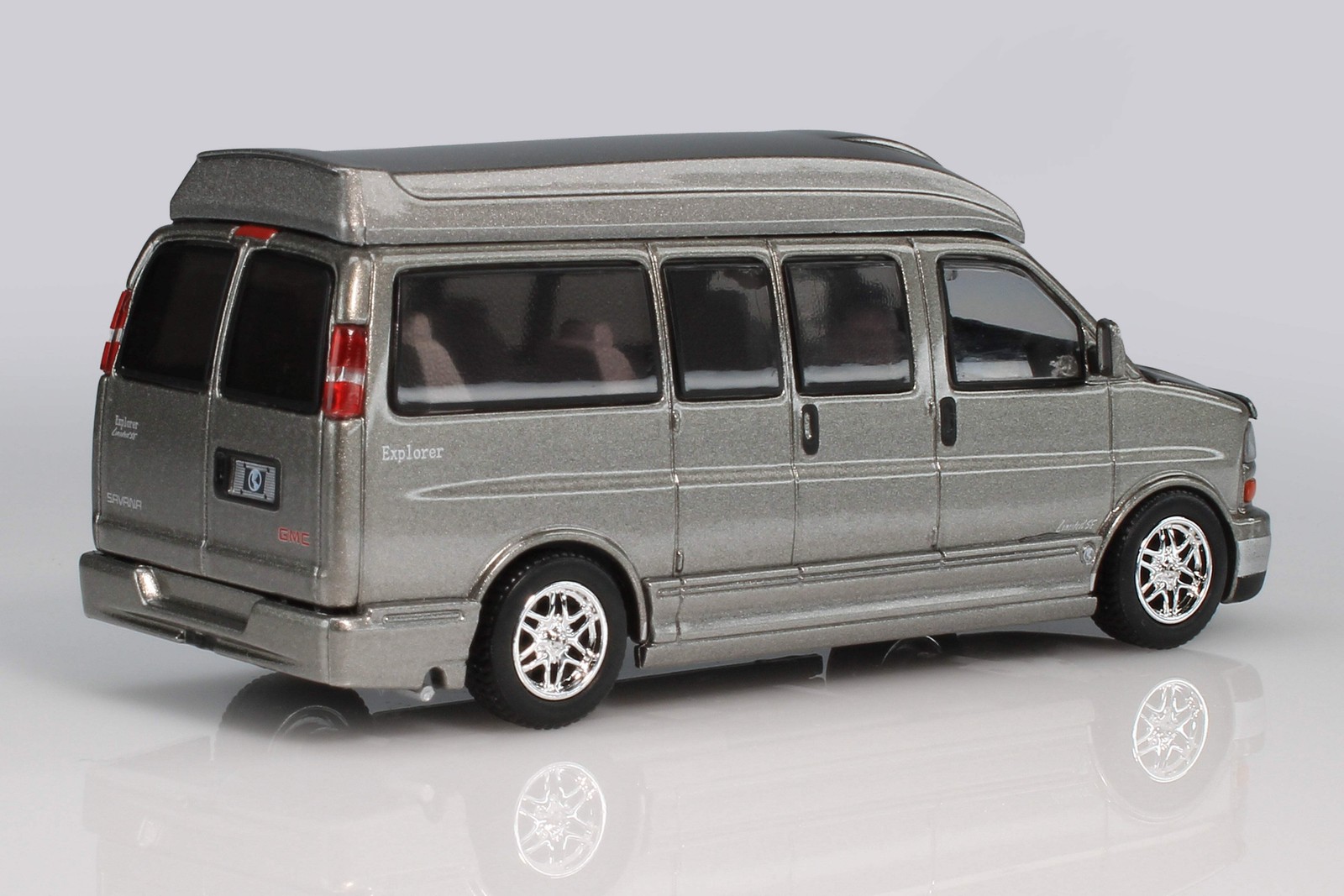 2006 GMC Savana Explorer Van 1:64 Shadow 287