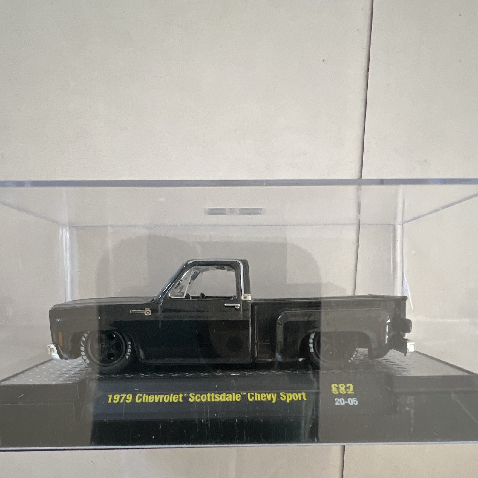 M2 1979 Chevrolet Scottsdale Black Diecast Pickup Truck Model w/ Case 1:64