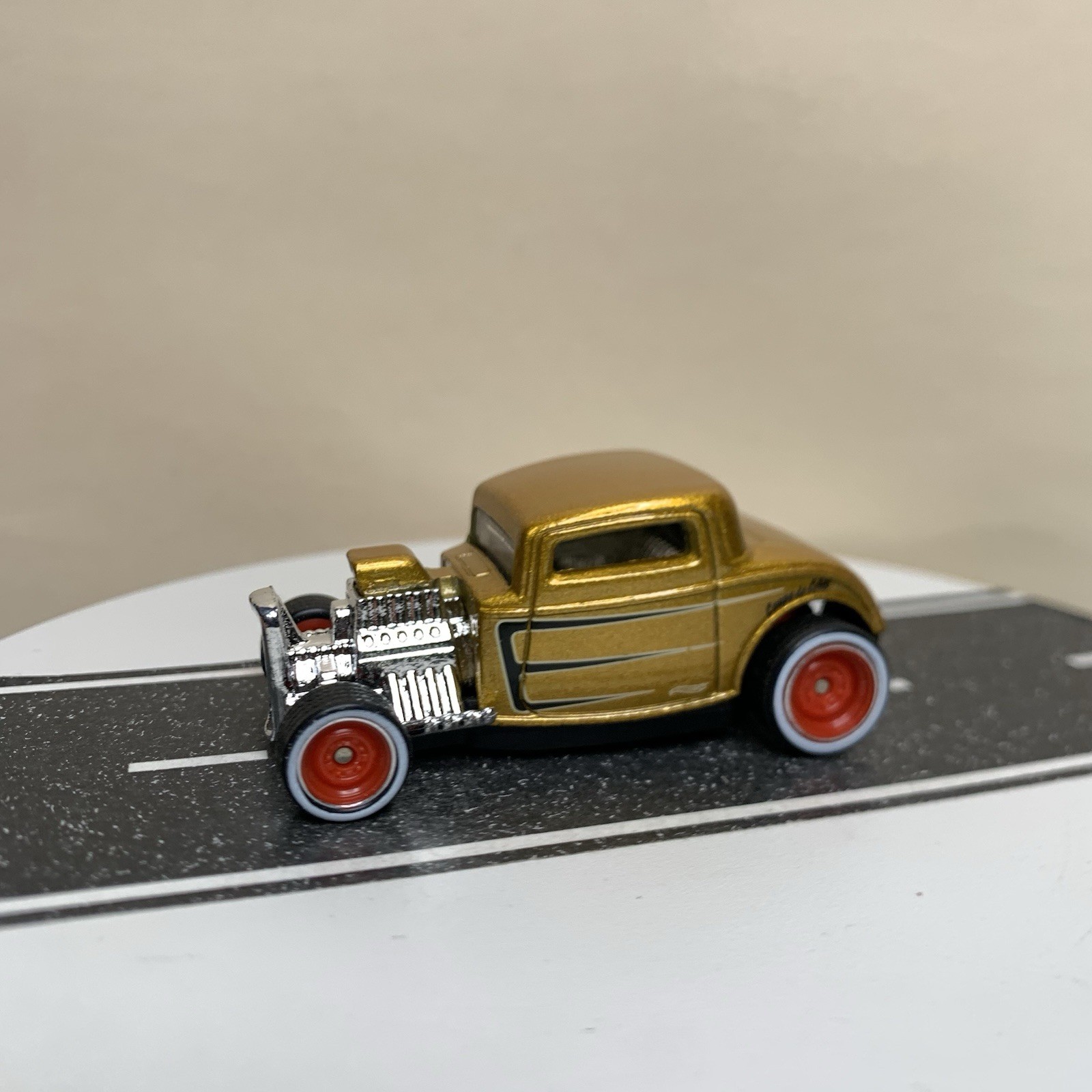 CUSTOM Hot Wheels 1932 Ford Coupe Gold Metallic w/Red Steelie White Wall RR 1:64