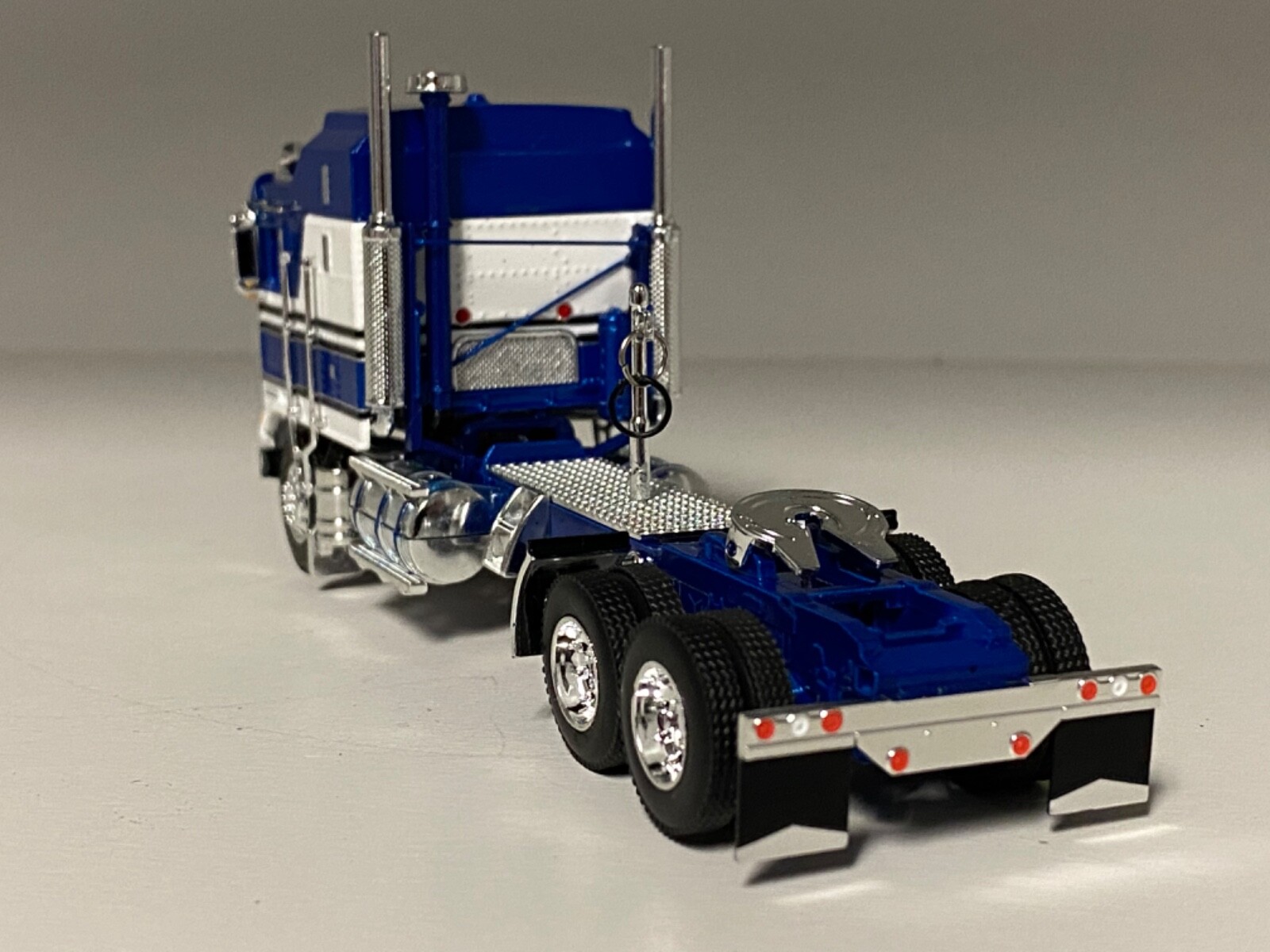 DCP 1/64 BLUE & WHITE KENWORTH K100 AERODYNE LONG FRAME W/CAT MOTOR