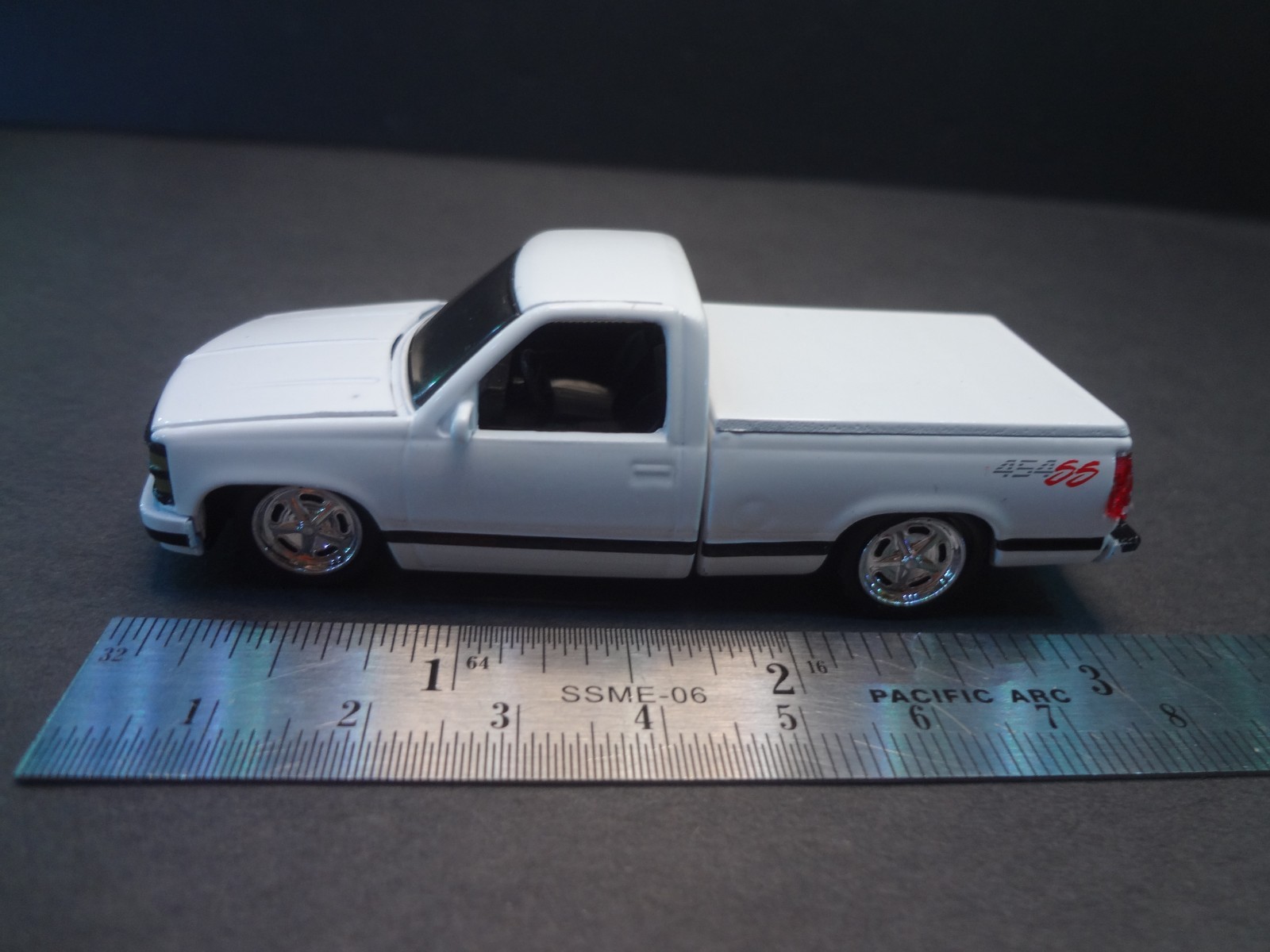 M2 Machines 1993 Chevrolet C1500SS 454 white – Loose 1:64