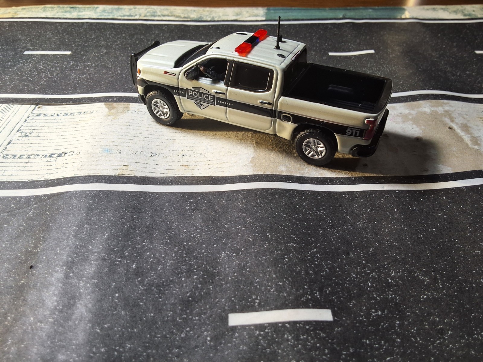 Greenlight Police Custom 1/64 Chevy Silverado SSV with Police Officer Driving