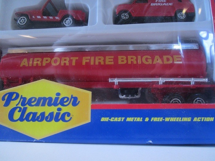 Yat Ming – Die-Cast Metal and Plastic Set – Airport Fire Brigade – NOS