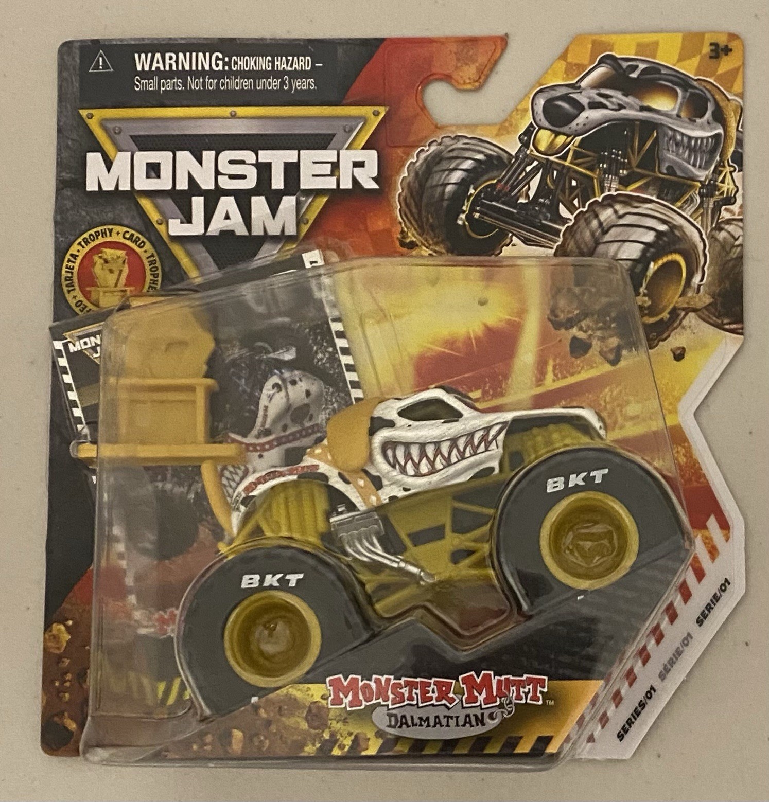 SPIN MASTER 2026 DIECAST MONSTER JAM GOLD TROPHY CARD SERIES #01 Monster Mutt