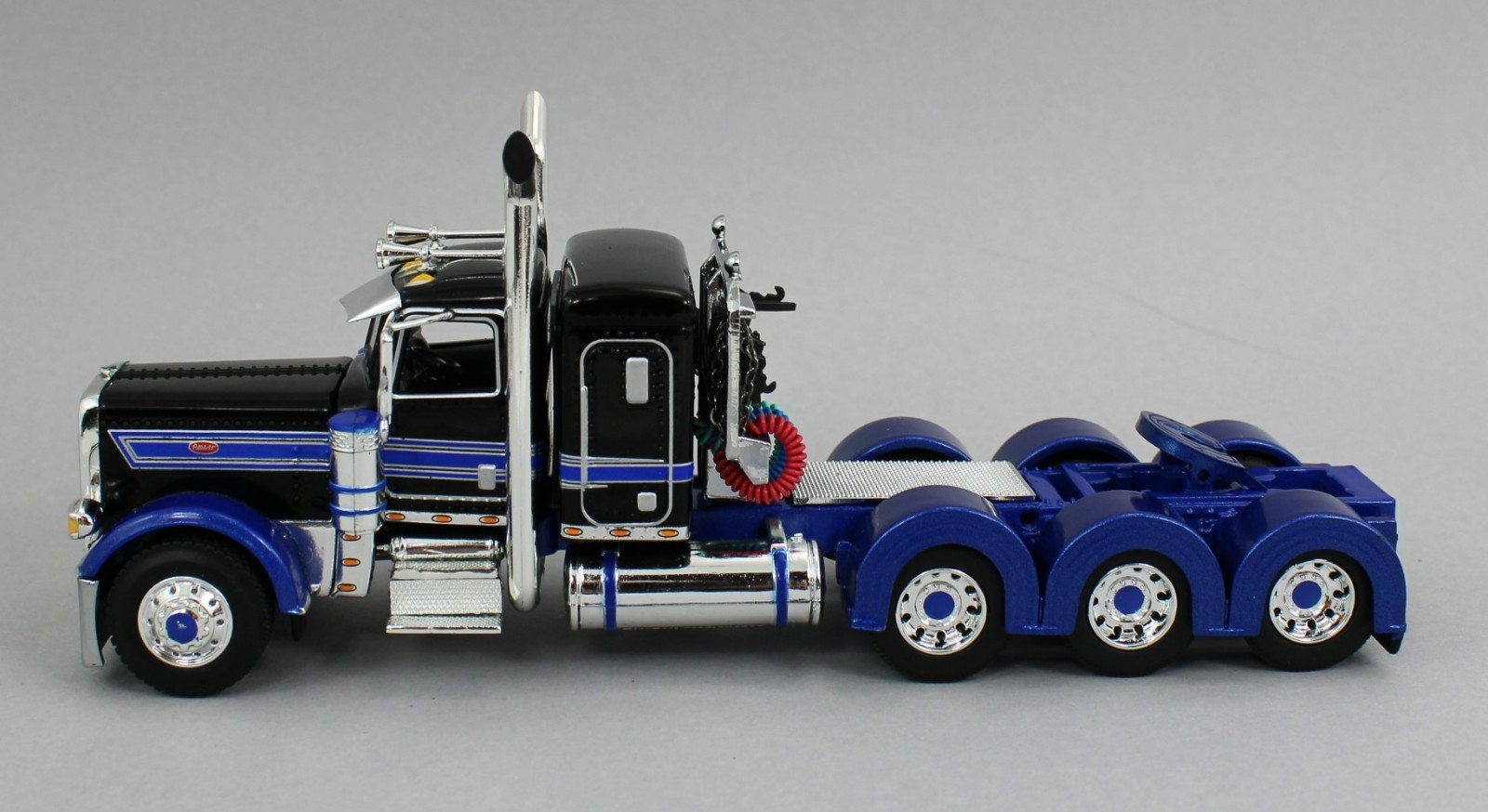 DCP 1:64 *BLACK & BLUE* Peterbilt 389 36″ Flattop HEAVY HAUL Lowboy Jeep Stinger