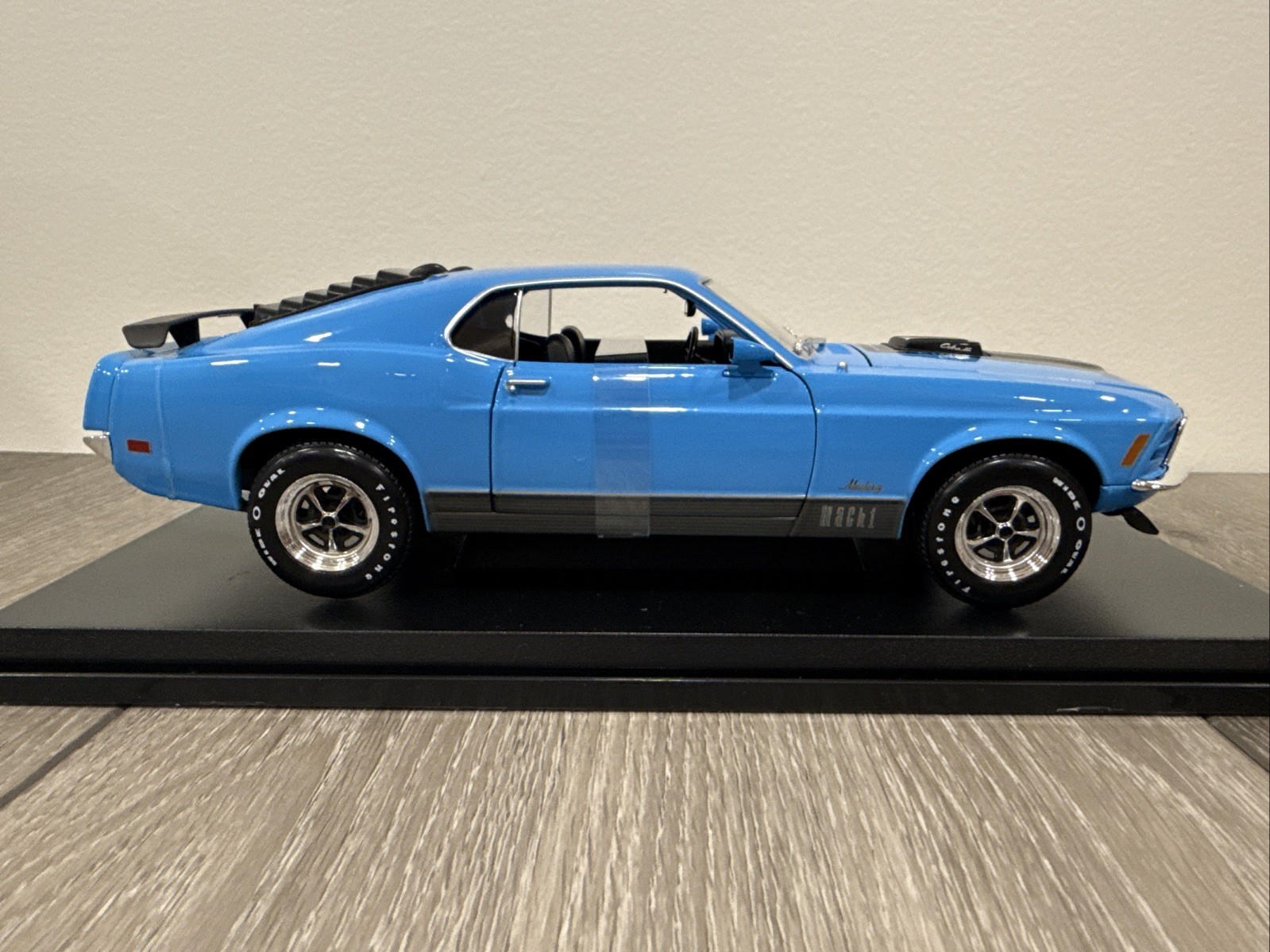 BACK IN** 1970 Ford Mustang Mach 1 – Blue 1/18 Scale Maisto Exclusive Style