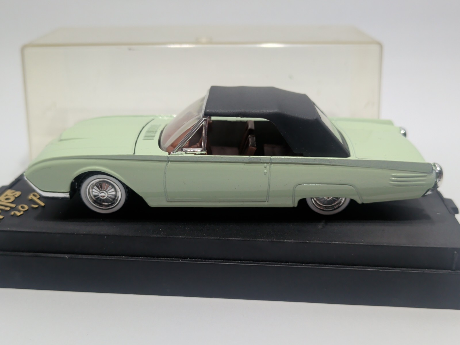 ✨VINTAGE✨ Solido Age d’or #4505 1961 Ford T-Bird in Display Case 1/43 Scale