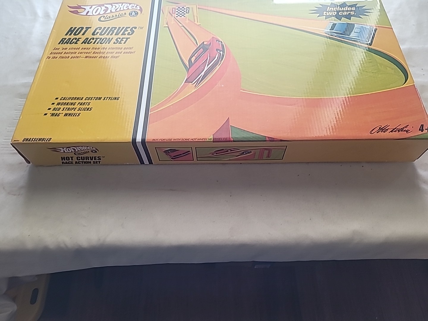 Hot Wheels Classics Hot Curves Race Action Set Complete With 2 CarsUnopened Box.
