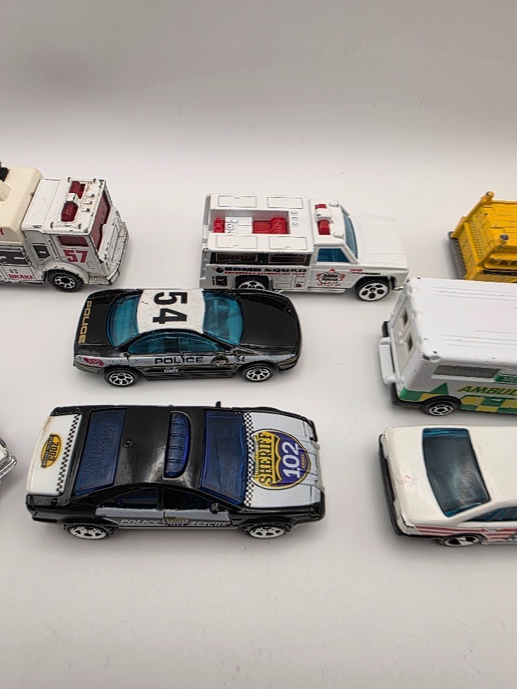 LOT OF 9 EMERGENCY VEHICLES HOT WHEELS MATCHBOX MOTORMAX POLICE (LOT 17721)
